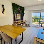 Modern Sea-view Stay, Hébergement de vacances *