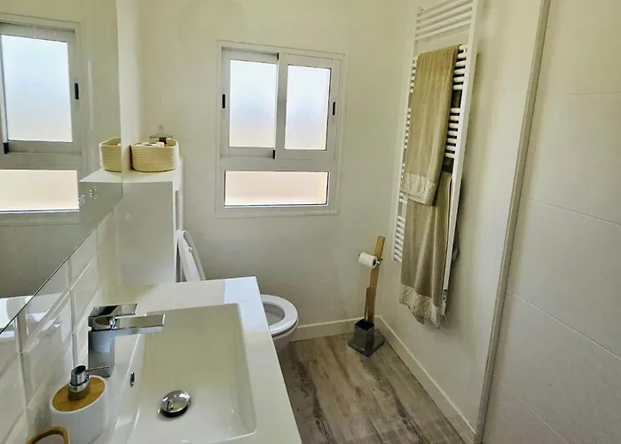 Modern Sea-view Stay, *